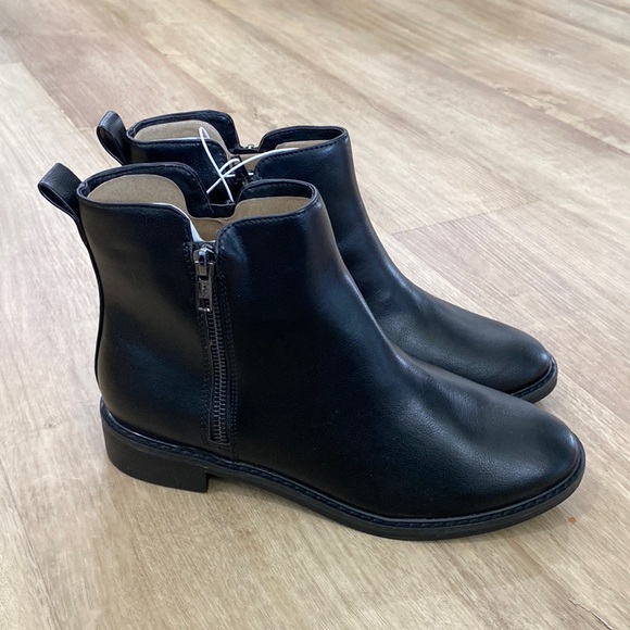 Universal Thread Shoes - NEW Women’s Universal Thread Brenna Ankle Boots